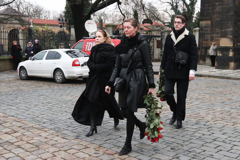 Olga Michálková se přichází rozloučit s Petrem Hapkou.