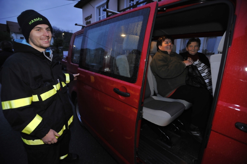 Hasiči a policisté dokončili evakuaci. Hasiči a policisté dokončili evakuaci.