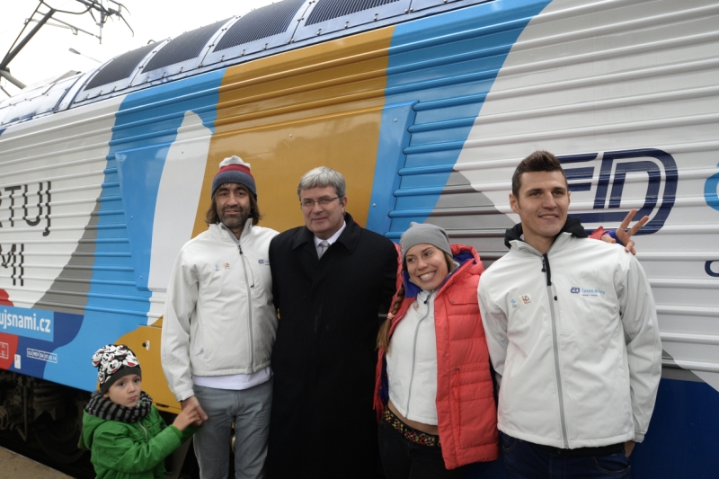 Zleva cyklista Jaroslav Kulhavý, snowboardistka Eva Samková, předseda České unie sportu (ČUS) Miroslav Jansta a režisér Jakub Kohák se synem pokřtili 1. prosince v Praze lokomotivu ČUS Sportuj s námi!.