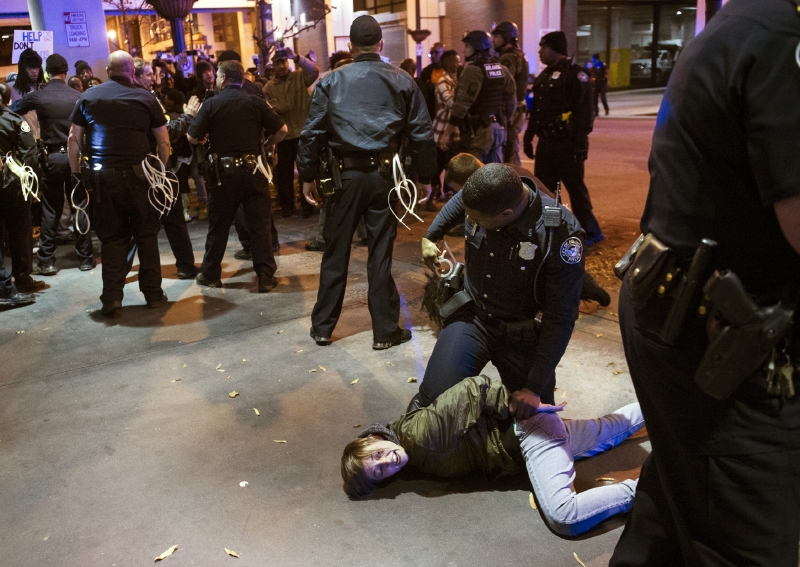 Demonstranti ve Fergusonu.