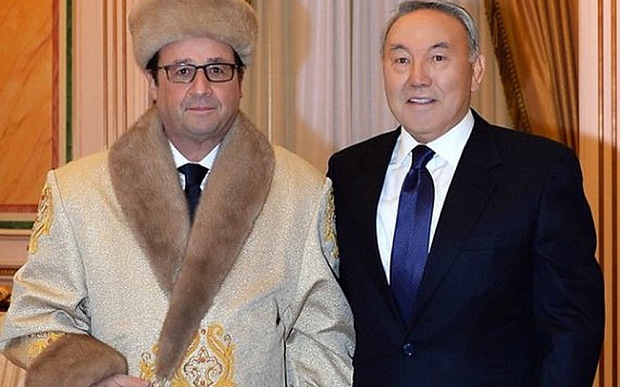 Francouzský prezident Françoise Hollande v kazašském kabátu.