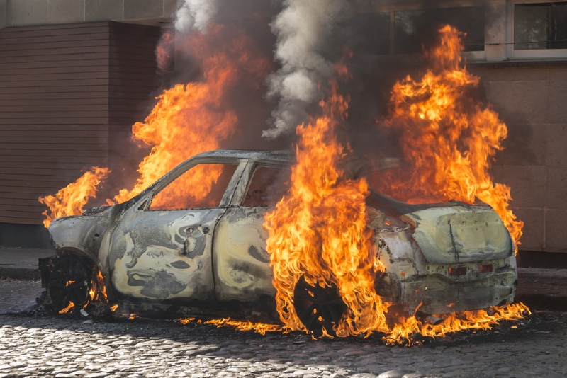 Ve švédské metropoli se v noci na neděli rozhořely nepokoje, při kterých demonstranti zapálili nejméně 10 automobilů (ilustrační foto).