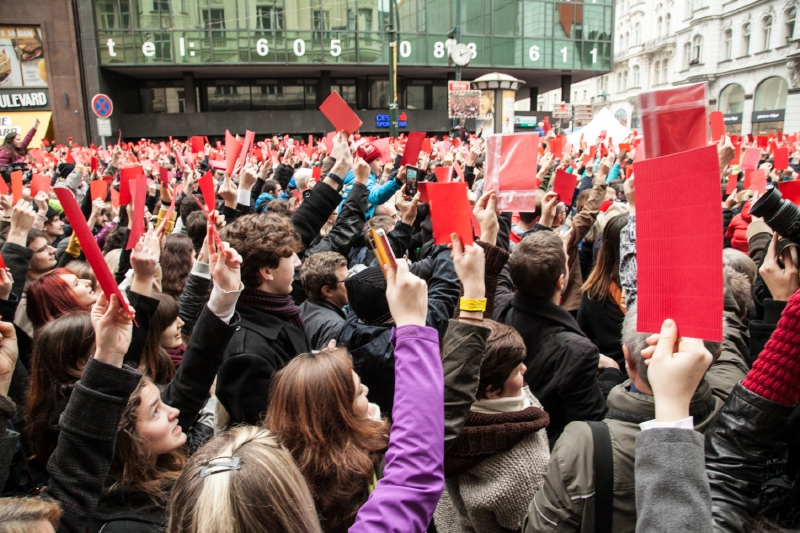 Protest proti prezidentu Zemanovi na pražské Národní třídě.