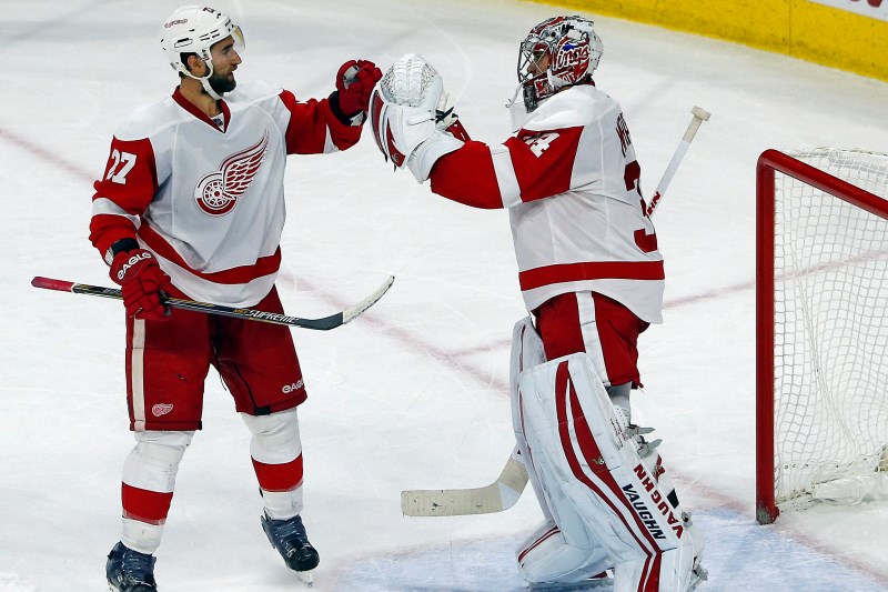 Potřetí v letošní sezoně NHL dostal Petr Mrázek příležitost v brance Detroitu a potřetí vychytal vítězství. Potřetí v letošní sezoně NHL dostal Petr Mrázek příležitost v brance Detroitu a potřetí vychytal vítězství.