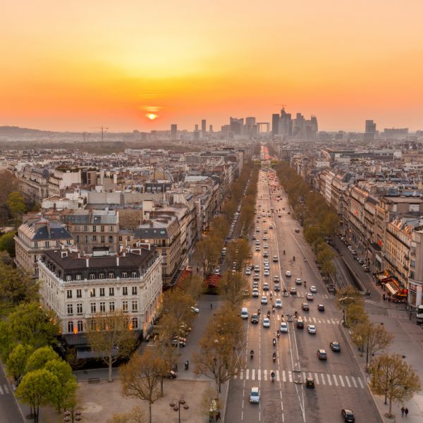 Champs-Élysées považují Francouzi za nejkrásnější avenue na světě. Champs-Élysées považují Francouzi za nejkrásnější avenue na světě.