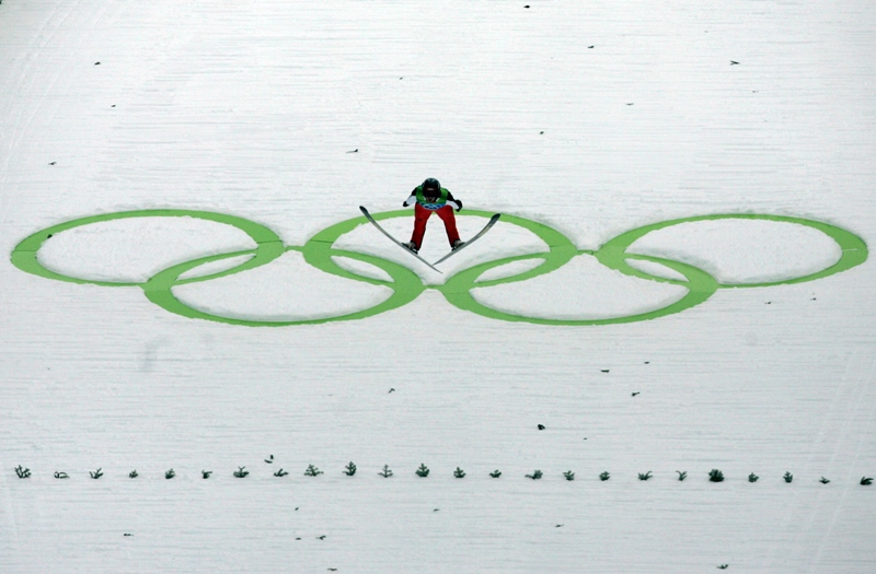Mezinárodní olympijský výbor (MOV) na zasedání v Monaku schválil nová pravidla, která mimo jiné umožňují hostitelským městům olympijských her přesunout některé soutěže do jiných oblastí nebo dokonce jiných států. Mezinárodní olympijský výbor (MOV) na zasedání v Monaku schválil nová pravidla, která mimo jiné umožňují hostitelským městům olympijských her přesunout některé soutěže do jiných oblastí nebo dokonce jiných států.