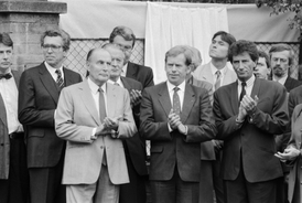 Francouzský prezident François Mitterand (vlevo), prezident Václav Havel a francouzský ministr kultury Jack Lang.
