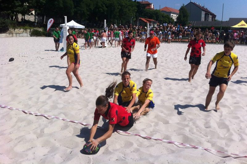 Hráčka Líných berušek Věra Samková  pokládá pětku na letním mezinárodním plážovém turnaji v Praze.