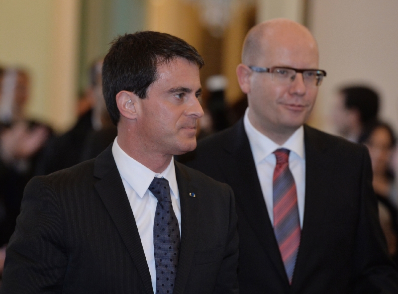 Francouzský premiér Manuel Valls (vlevo) a český předseda vlády Bohuslav Sobotka .