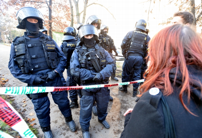 Aktivisté museli opustit zchátralou budovu bývalé polikliniky na pražském Žižkově, kterou obsadili. 