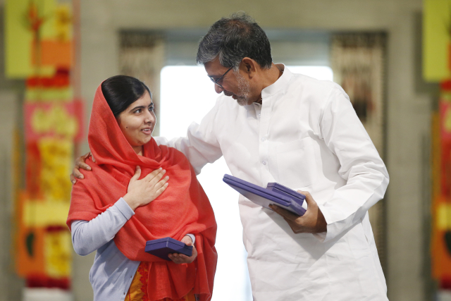 Letošní laureáti Nobelovy ceny míru: Malala Júsufzaiová a Kailáš Satjárthí.