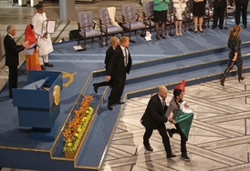 Ceremoniál narušil muž s mexickou vlajkou.