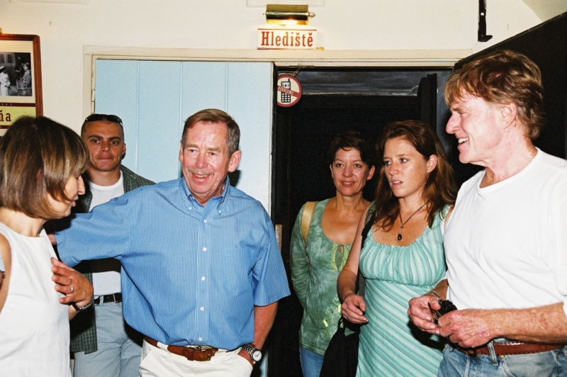 Václav Havel (vlevo) a Robert Redford v Divadle Na zábradlí.