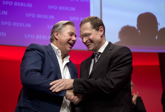 Dosavadní berlínský primátr Klaus Wowereit (vlevo) a jeho nástupce Michael Müller.