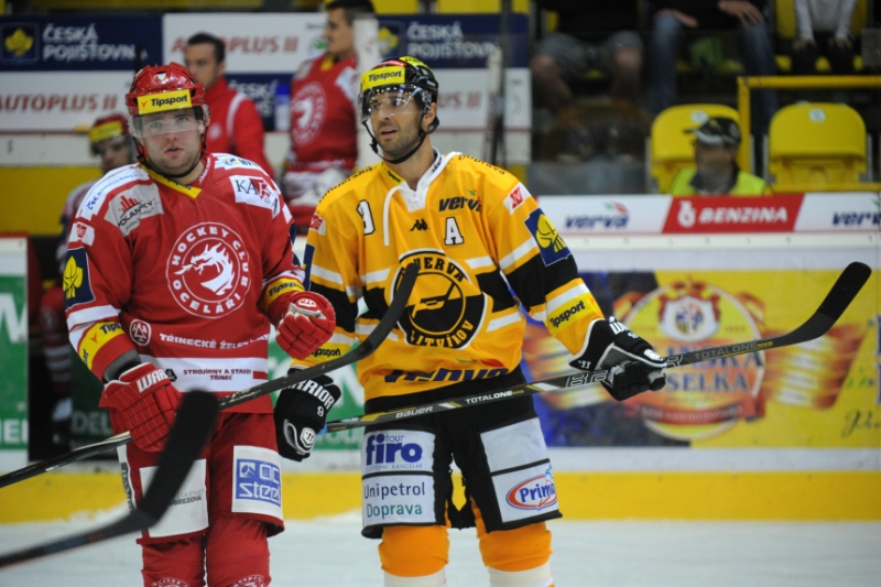Utkání 3. kola hokejové extraligy HC Verva Litvínov - HC Oceláři Třinec 16. září v Litvínově. Obránce Třince Marek Trončinský (vlevo) a litvínovský útočník Martin Ručinský.