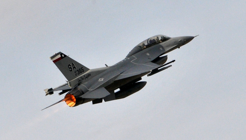 Stíhací letoun F-16 v amerických barvách.