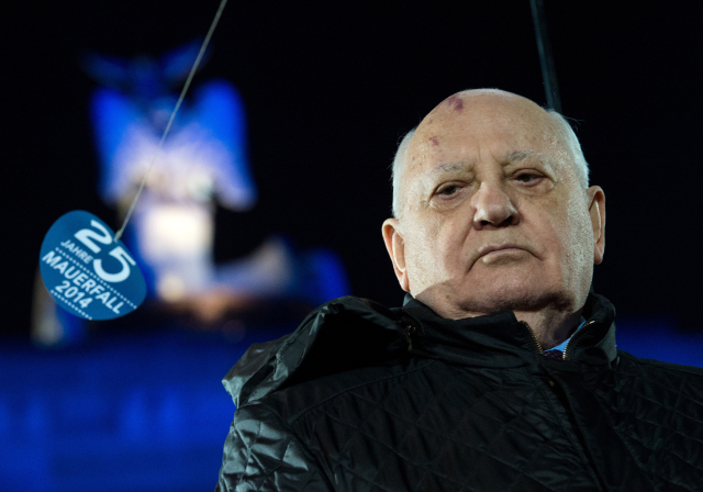 Michail Gorbačov při listopadových oslavách pádu berlínské zdi.