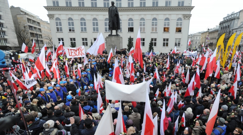 Sedmdesát tisíc Poláků v sobotu protestovalo proti údajně zfalšovaným volbám.