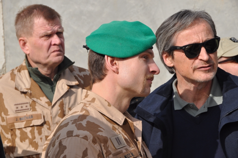 Martin Stropnický s českými vojáky na afghánské základně Bagrám.