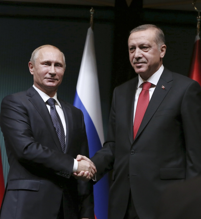 Turecký prezident Recep Tayyip Erdogan (vpravo) se svým ruským protějškem Vladimírem Putinem.