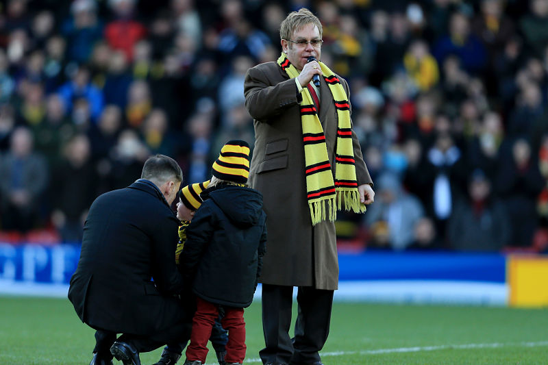 Hudebník Elton John před sobotním utkáním slavnostně otevřel novou část stadionu Watfordu. Hudebník Elton John před sobotním utkáním slavnostně otevřel novou část stadionu Watfordu.