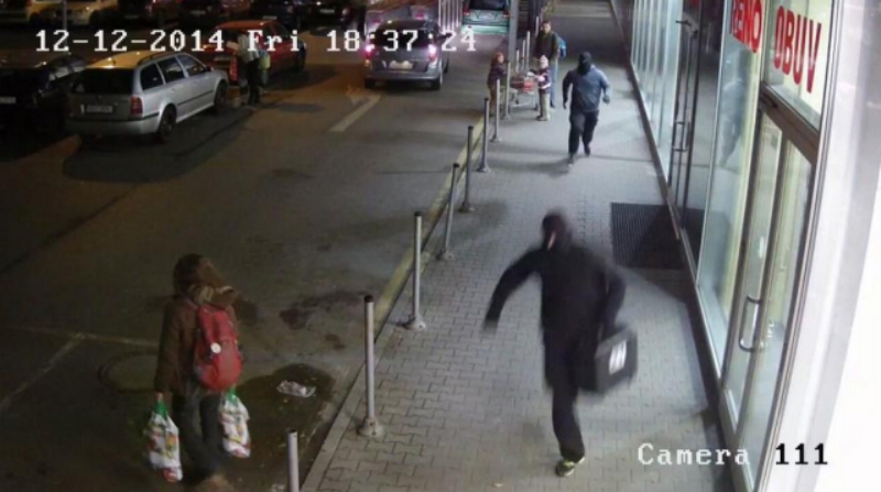 Kriminalisté žádají svědky loupeže, aby zavolali na linku 158 a poskytli jim informace k případu, například jakým směrem pachatelé utekli. Kriminalisté žádají svědky loupeže, aby zavolali na linku 158 a poskytli jim informace k případu, například jakým směrem pachatelé utekli.