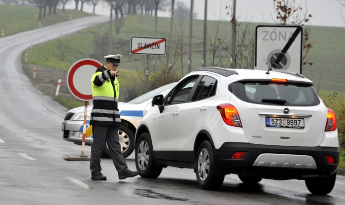 Policisté odklánějí dopravu z okolí Vrbětic. To se dělo, když se ozývaly výbuchy, nyní je v oblasti klid.