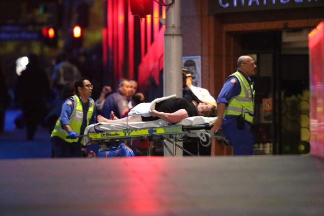 Na místě zůstalo po policejním zásahu několik raněných.