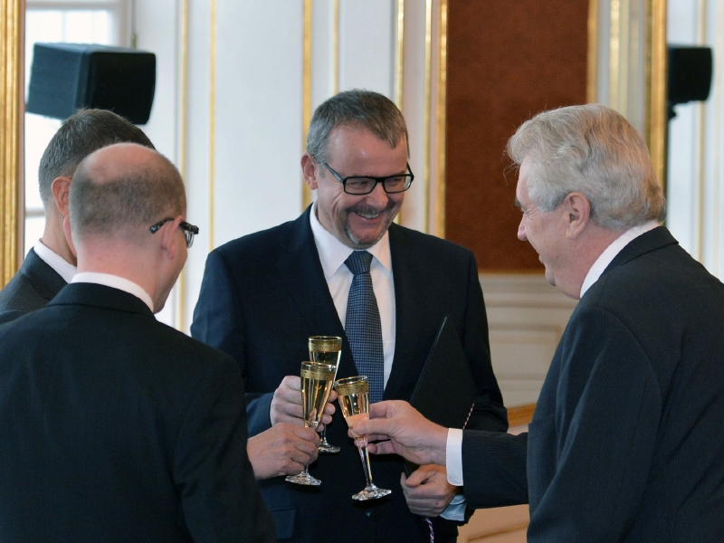 Zleva premiér Bohuslav Sobotka, ministr financí Andrej Babiš, ministr dopravy Dan Ťok a prezident Miloš Zeman.