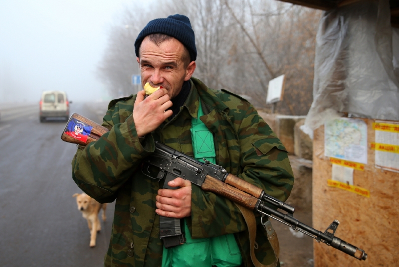 Proruský separatista na checkpointu v Luhansku.