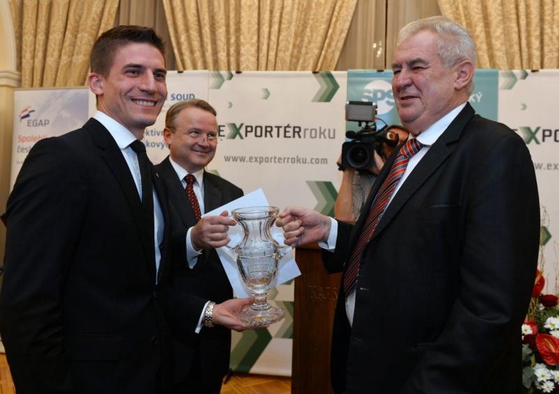 Vyhlášení výsledků soutěže Exportér roku, kterou pořádá Střední podnikatelský stav a Asociace na podporu podnikání v ČR, se konalo 16. prosince v Praze. Na snímku předává prezident Miloš Zeman ocenění pro vítěze v kategorii velkých exportérů (nad 500 mil.) zástupci společnosti Škoda Auto Michalu Kaderovi.