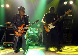 Jamajské duo Sly & Robbie s doprovodnou kapelou Taxi Gang vystoupili v pražském Lucerna Music Baru.