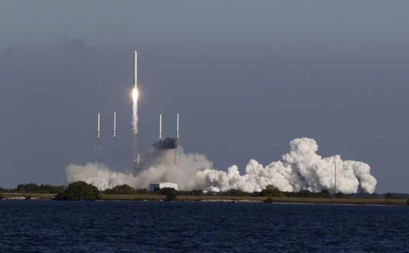 SpaceX se poprvé pokusí o přesné přistání prvního stupně Falconu 9.