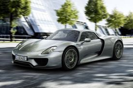 Nejvyšší cenovka u českých prodejců patří Porsche 918 Spyder v úpravě Weissach package.