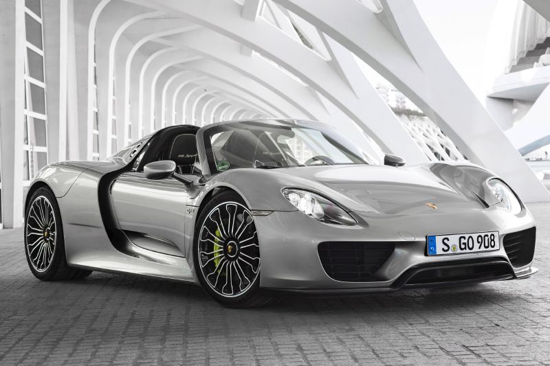 Za roadster Porsche 918 Spyder se připlácí půl milionu dolarů. 