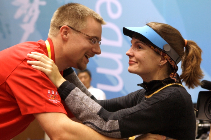 Manželský pár slavných sportovních střelců Matt a Kateřina Emmonsovi.