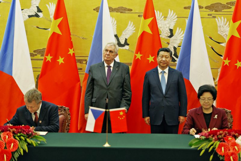 Prezident Miloš Zeman (v pozadí vlevo) s čínským prezidentem Si Ťin-pchingem. 