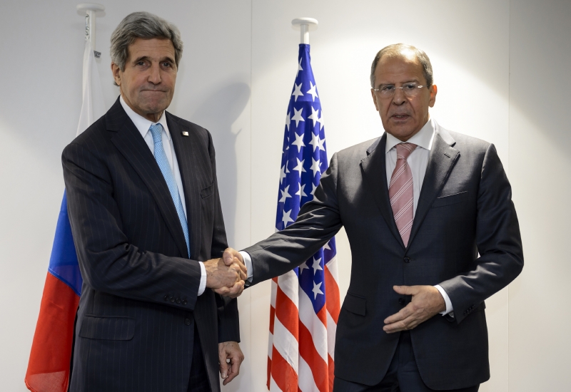 Šéf ruské diplomacie Sergej Lavrov (vpravo) se svým americkým protějškem Johnem Kerrym.