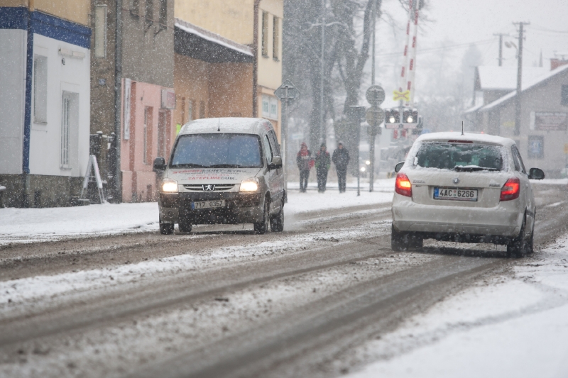 "Očekáváme, že během ochlazování v sobotu bude klesat hranice sněžení k večeru až na 400 metrů," uvedli meteorologové.