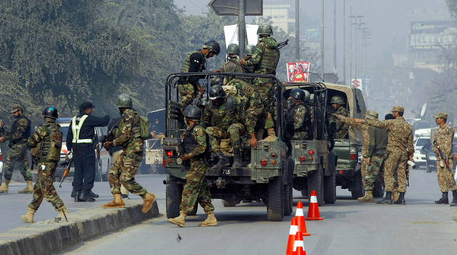Pákistánští vojáci zasahují u školy v Péšávaru, na kterou zaútočilo komando Talibanu.