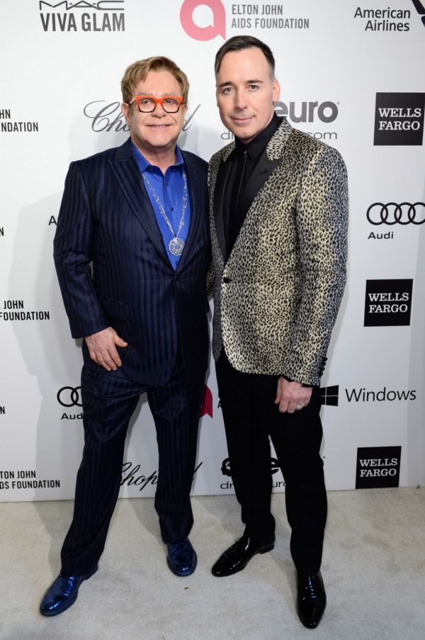 Čerství novomanželé. Zpěvák Elton John a jeho partner David Furnish. Čerství novomanželé. Zpěvák Elton John a jeho partner David Furnish.