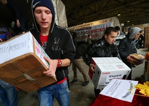 Vybalování a vykládání další humanitární pomoci z Ruska.