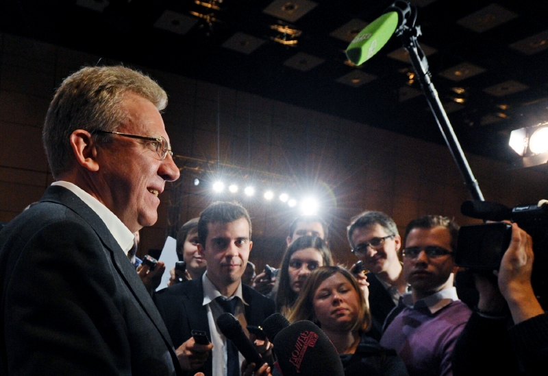 Kudrin hovoří s novináři.