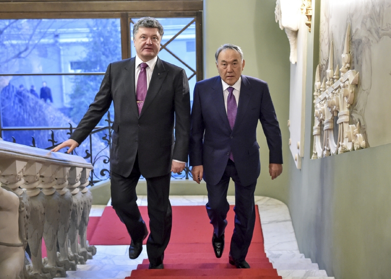 Oligarcha a prezident Porošenko s doživotním prezidentem Nazarbajevem.