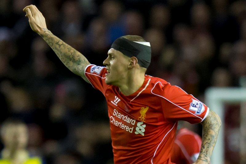 Osm kovových svorek v hlavě nezabránilo Martinu Škrtelovi, aby se v neděli večer stal hrdinou Liverpoolu. Osm kovových svorek v hlavě nezabránilo Martinu Škrtelovi, aby se v neděli večer stal hrdinou Liverpoolu.