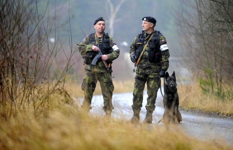 Na snímku vojenská policie v areálu skladu v Květné.