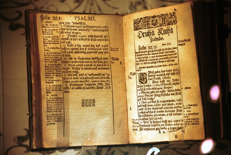 Vystavená Bible kralická v Památníku Bible Kralické v Kralicích nad Oslavou.