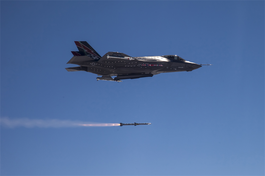 Americký F-35 útočí.