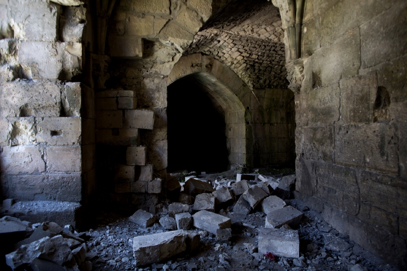 Rozstřílený křižácký hrad Krak des Chevaliers v Sýrii.