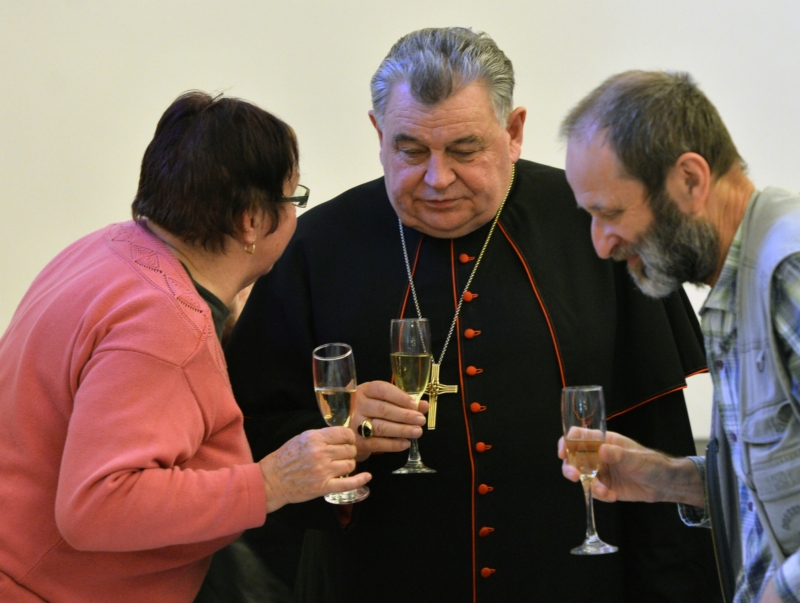 Tradiční vánoční oběd pro bezdomovce, seniory a postižené zahájil 25. prosince v Arcibiskupském paláci na Pražském hradě kardinál Dominik Duka (uprostřed).